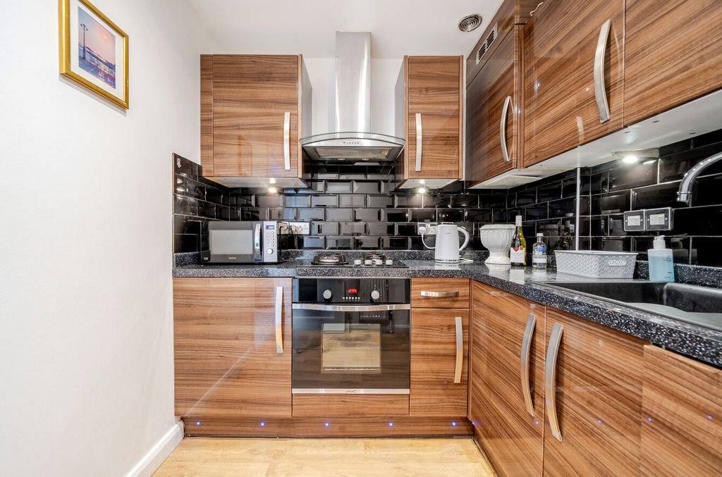 Property photo 3 of 14 1527356-10-1A0F26...