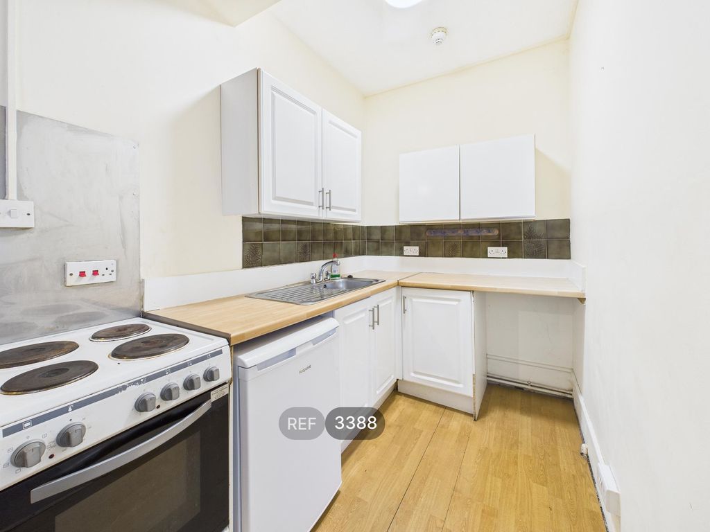 Property photo 3 of 19 Kitchen / Living Area