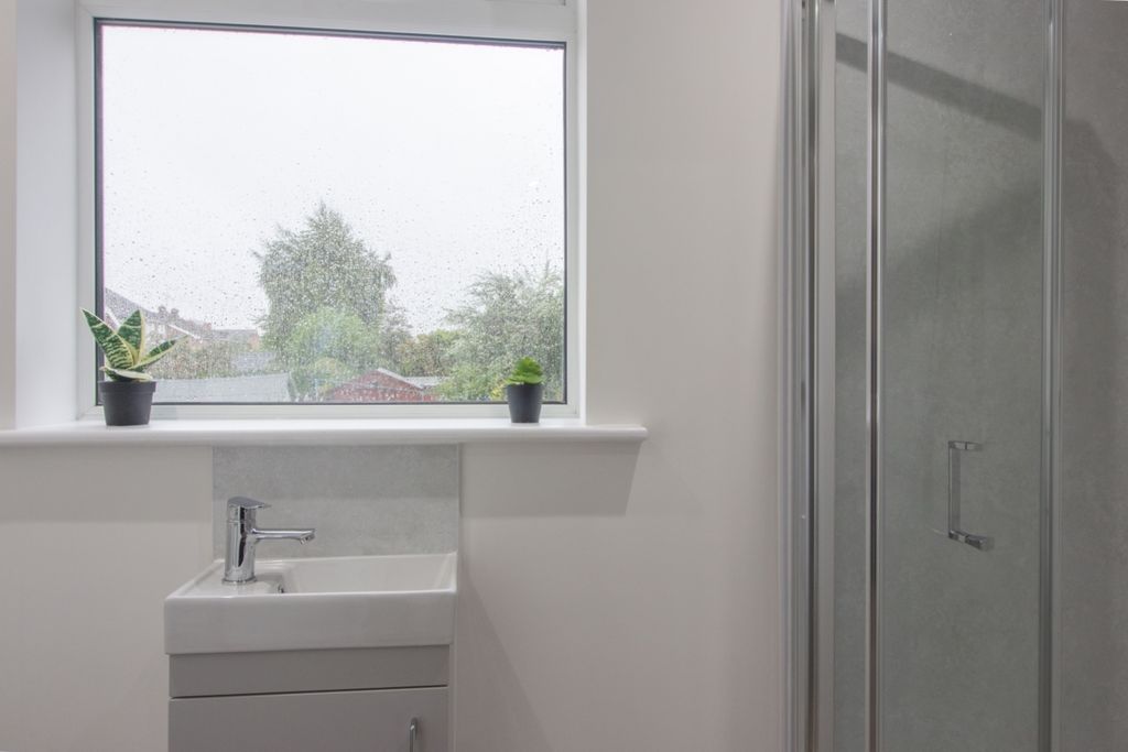 Property photo 3 of 9 Ensuite 2 Room 2 80 Brookhill Street