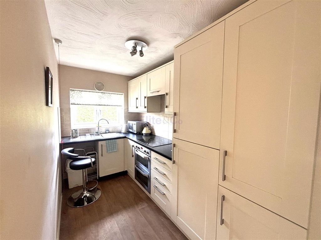 Property photo 3 of 16 Kitchen