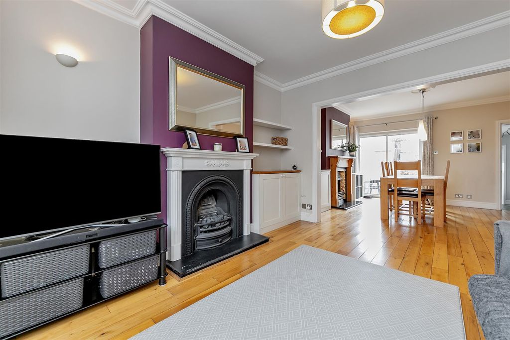 Property photo 3 of 17 4Oswaldroad-18.Jpg