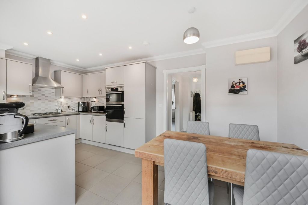 Property photo 3 of 17 Kitchen/Dining Room