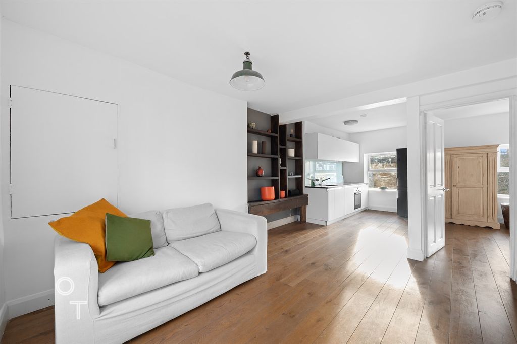 Property photo 1 of 8 Living Room/Kitchen (Main)