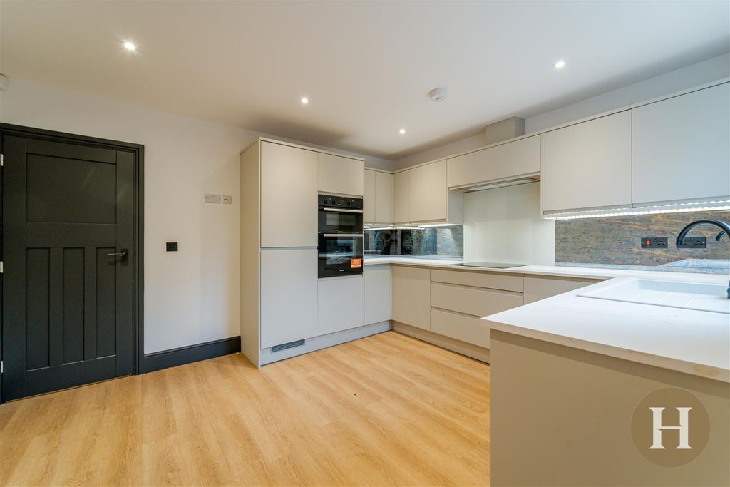 Property photo 2 of 30 Hadleigh Estate Agents-20.Jpg
