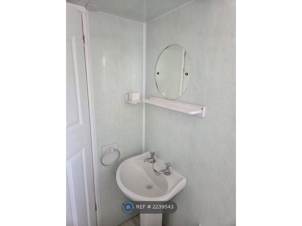 Property photo 3 of 9 Bathroom
