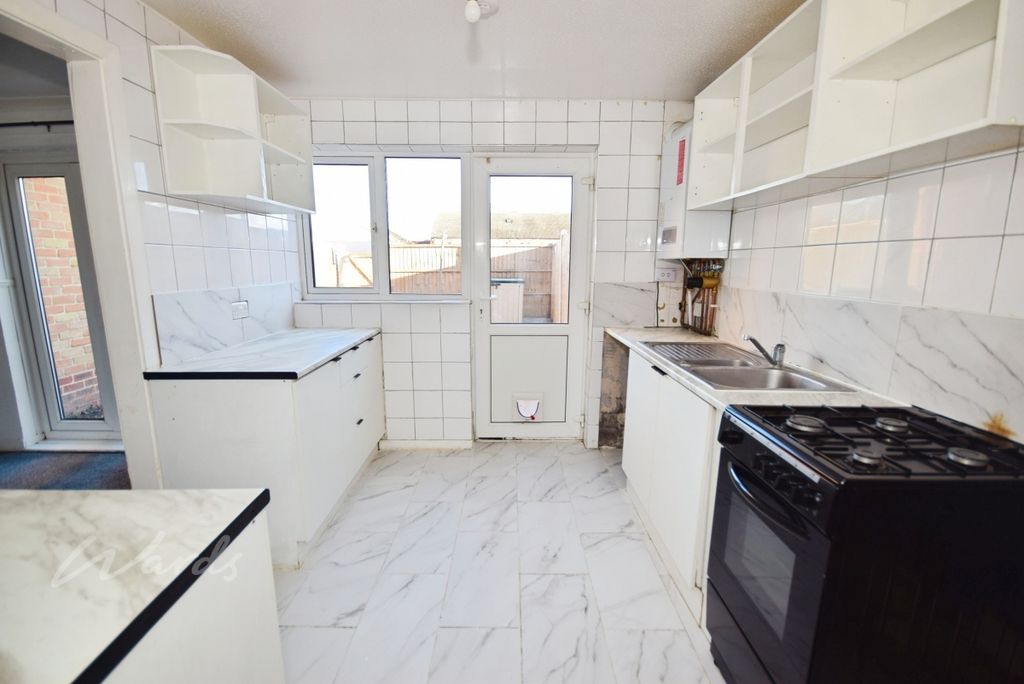 Property photo 2 of 10 Ryde Close Kitchen