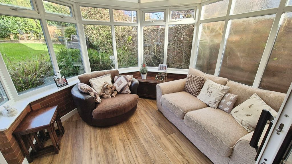 Property photo 2 of 31 Conservatory
