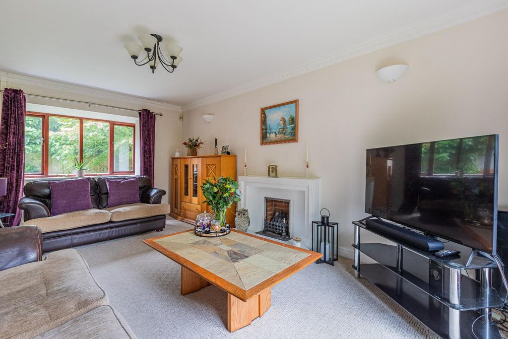 Property photo 2 of 28 Churchill Close 7-4.Jpg