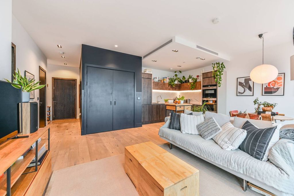 Property photo 1 of 18