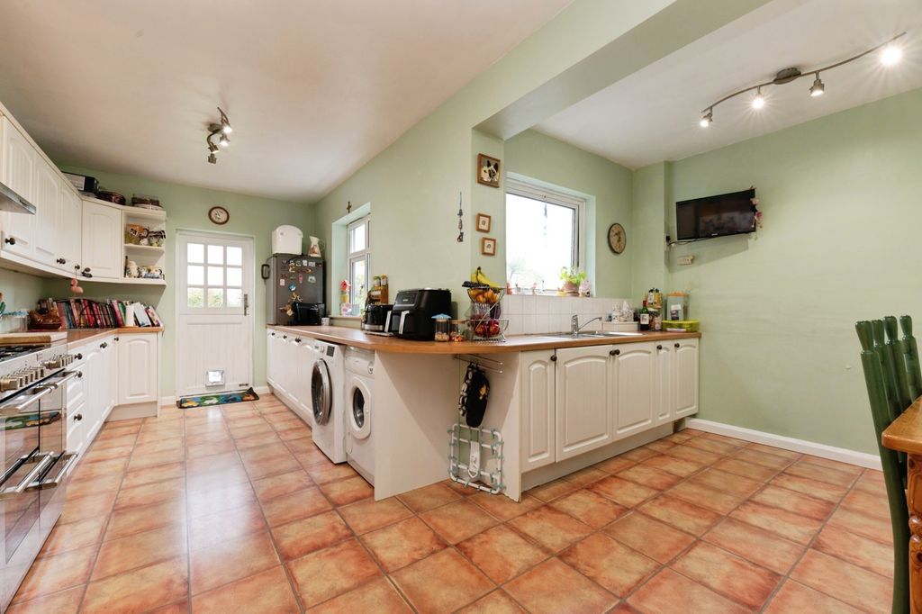 Property photo 2 of 16 Kitchen