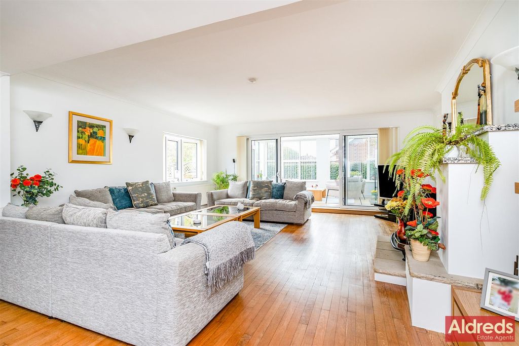 Property photo 2 of 22 Lounge