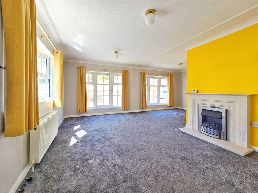 Property photo 2 of 19 Spacious Living Room