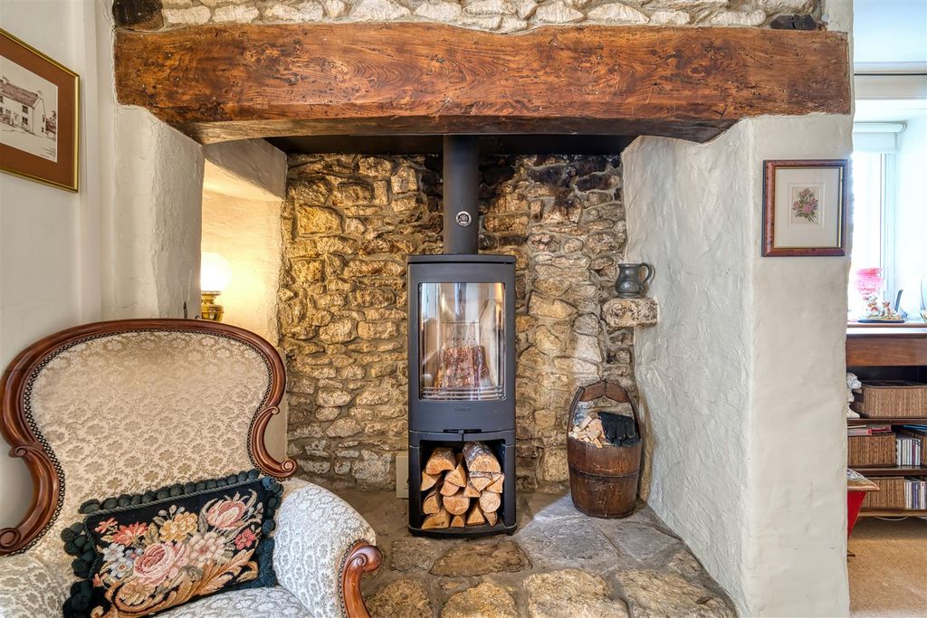 Property photo 2 of 10 Living Room