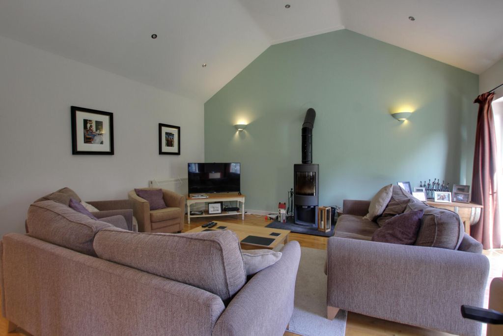 Property photo 2 of 13 Picture No. 16