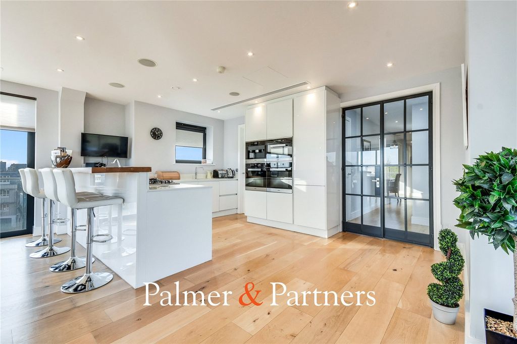 Property photo 2 of 33 Picture No. 16