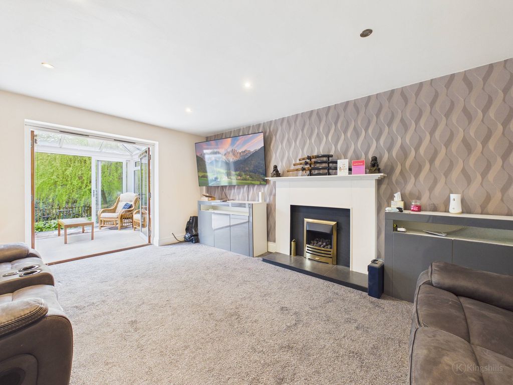 Property photo 3 of 11 Living Room