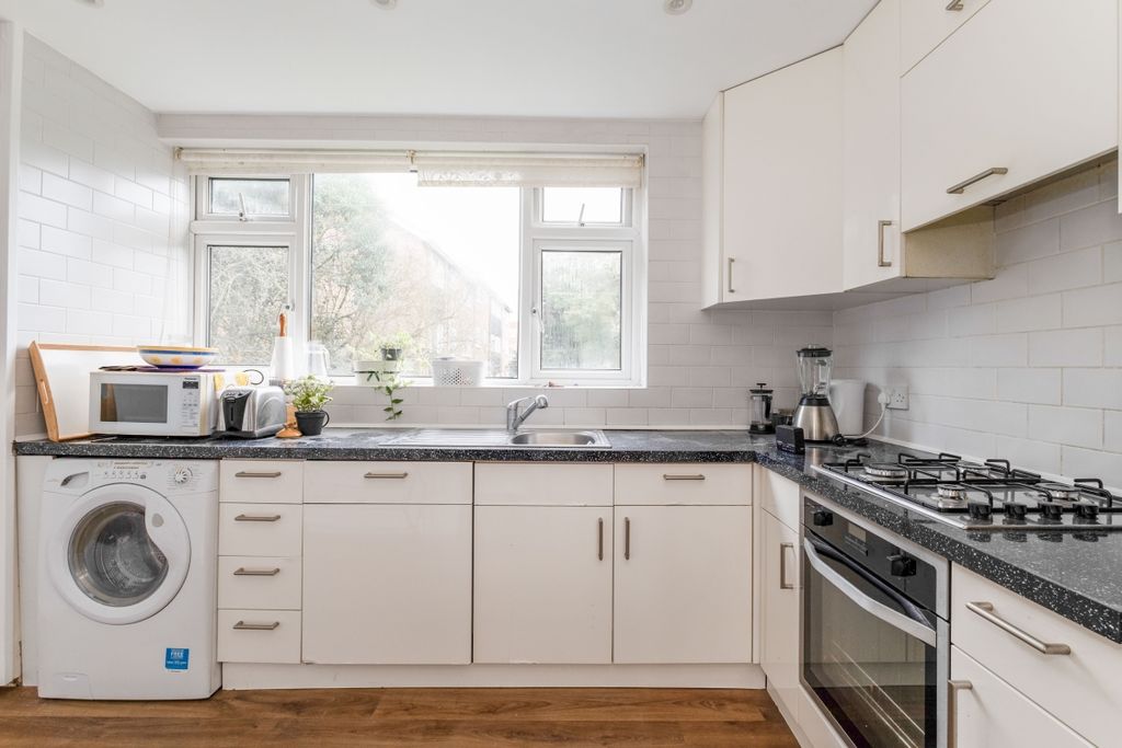 Property photo 2 of 6 4-Vandyke-Close-0...