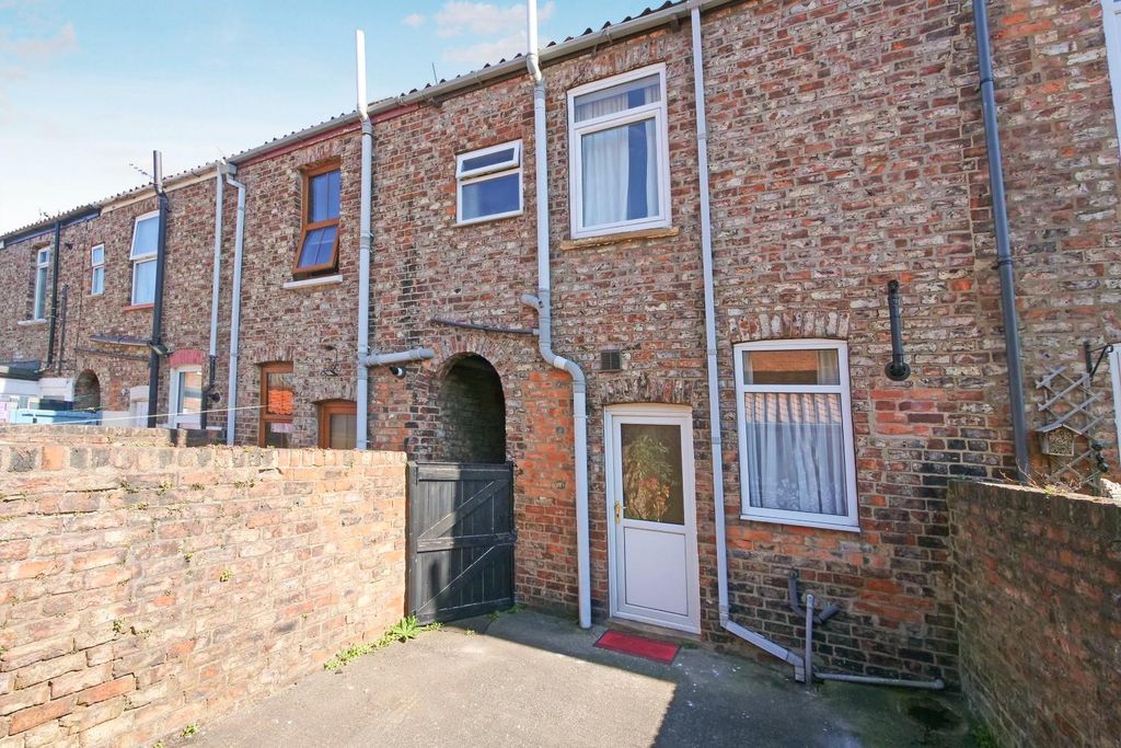 Property photo 3 of 9 Yard