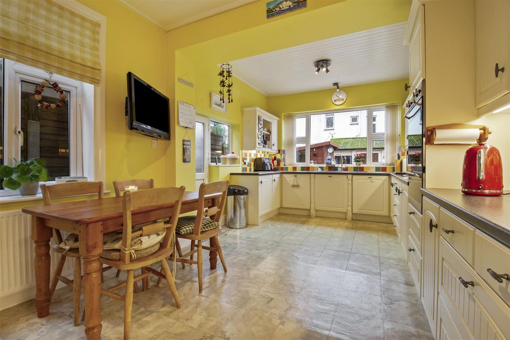 Property photo 2 of 31 33 Parkfield Road-012.Jpg