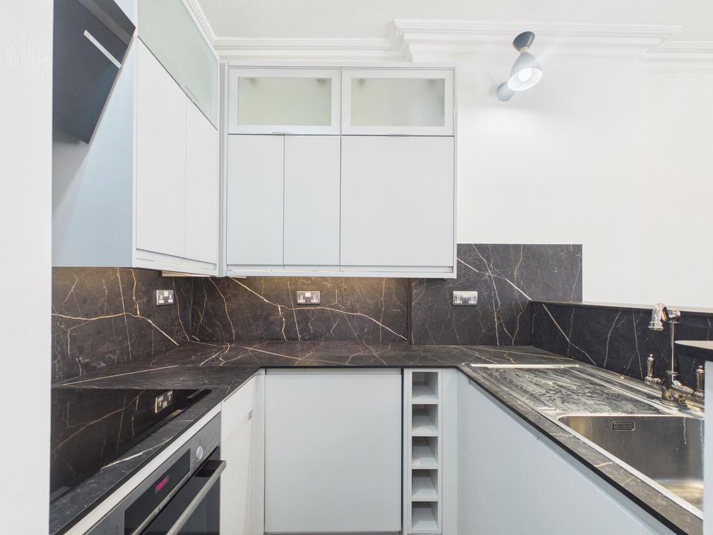 Property photo 3 of 10 Kitchen