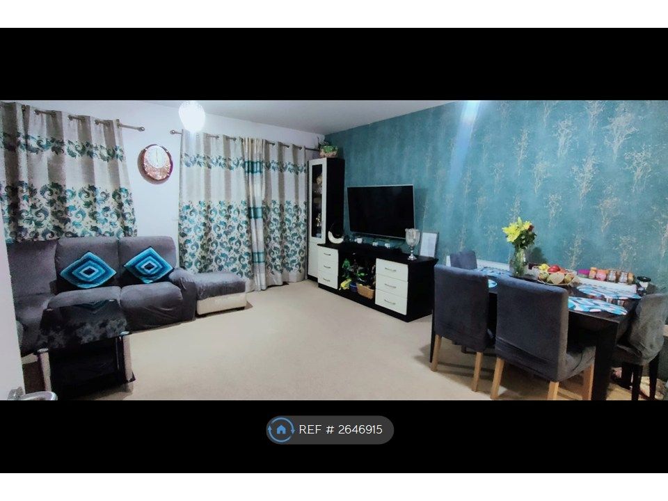 Property photo 3 of 11 Living Room