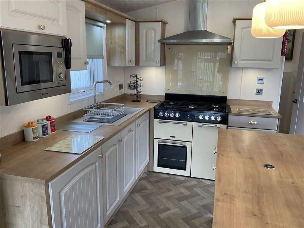 Property photo 1 of 10 Kitchen 3