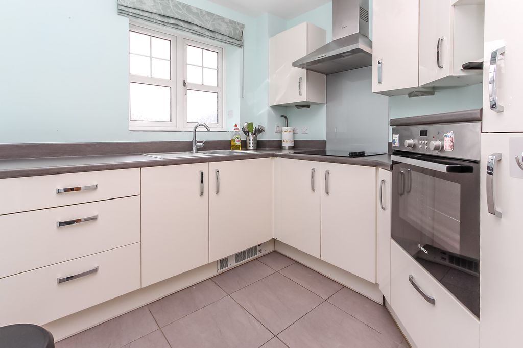 Property photo 3 of 10 Kitchen