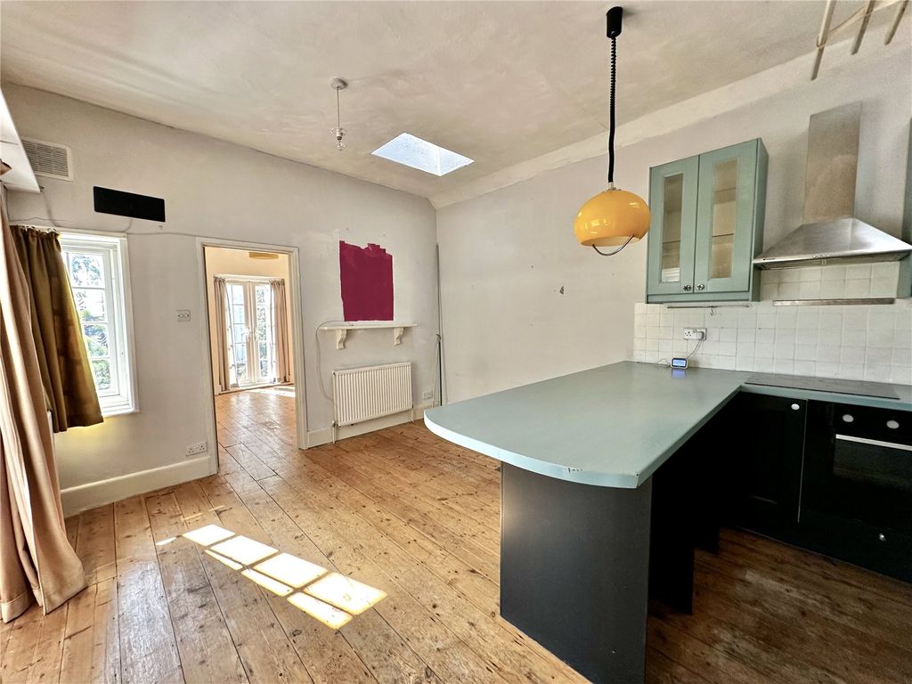 Property photo 3 of 9 Sitting