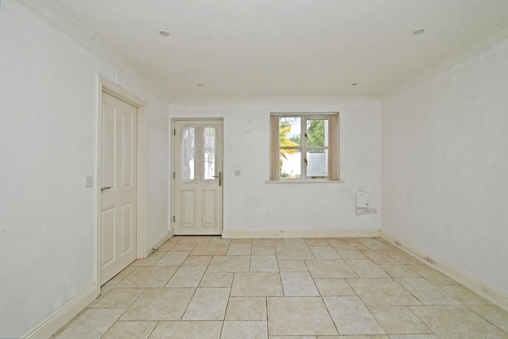 Property photo 2 of 17 Photo