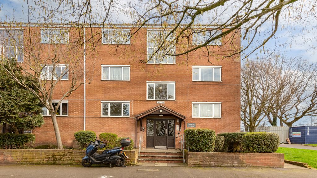 Property photo 1 of 13 205 Peabody Hill, Tulse Hill, London, Se21 8La