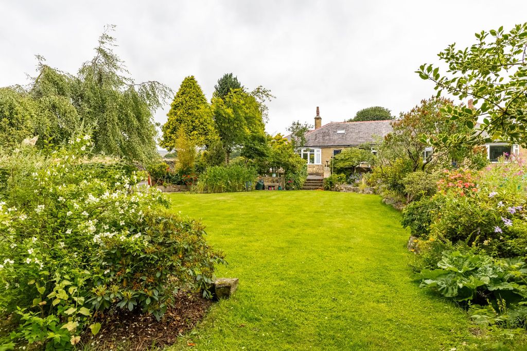 Property photo 3 of 28 Gardens