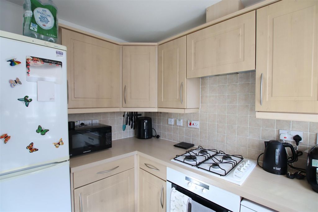 Property photo 3 of 11 Kitchen (2).Jpg