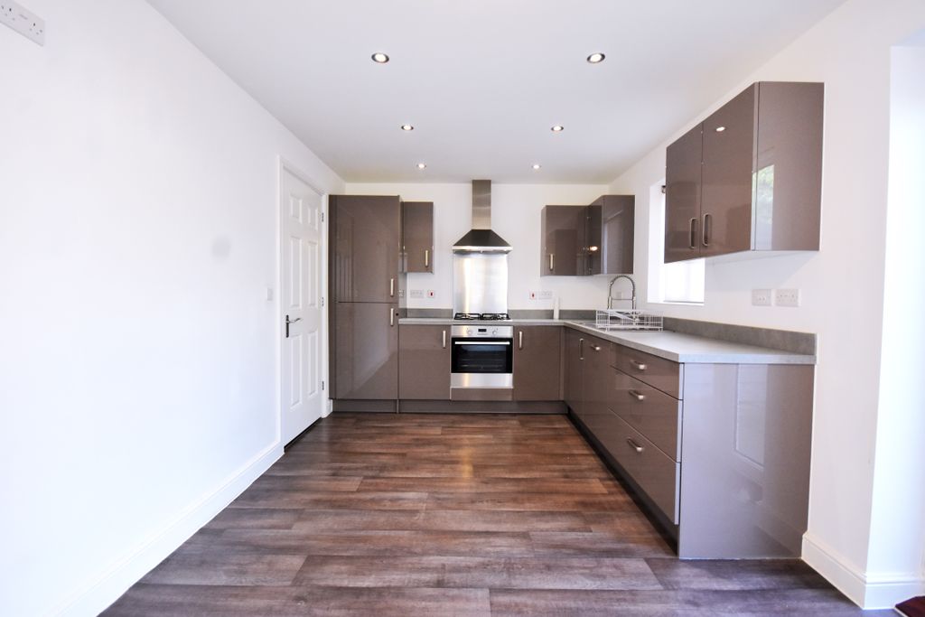 Property photo 2 of 10 Kitchen