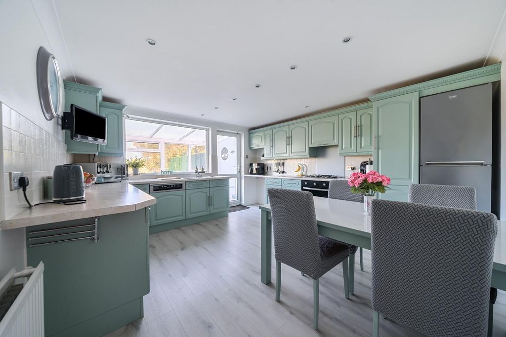 Property photo 2 of 20 Stakes Rd 6.Jpg