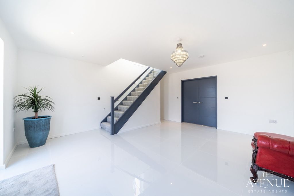 Property photo 3 of 17 4956075