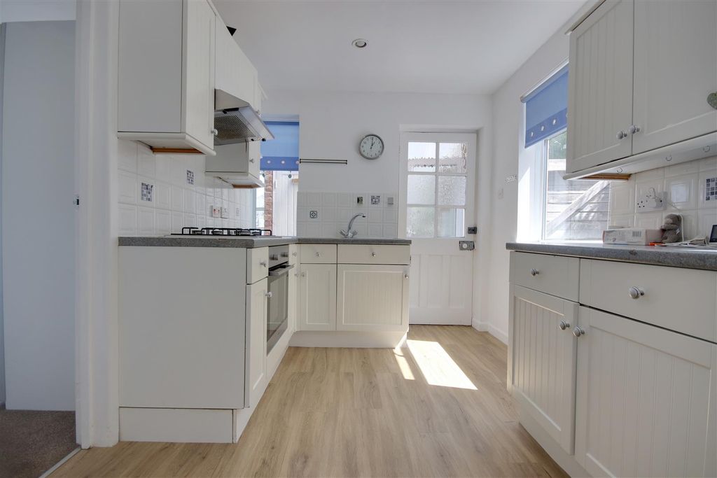 Property photo 3 of 16 Kitchen 2.Jpg
