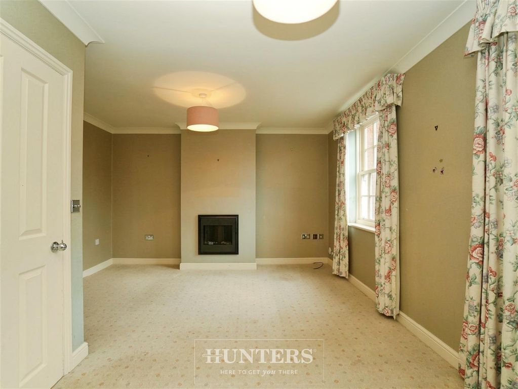 Property photo 3 of 19 Lounge