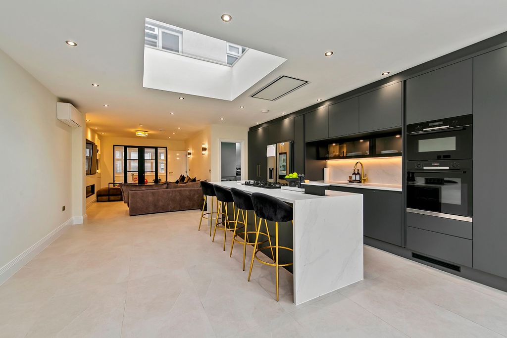 Property photo 1 of 27