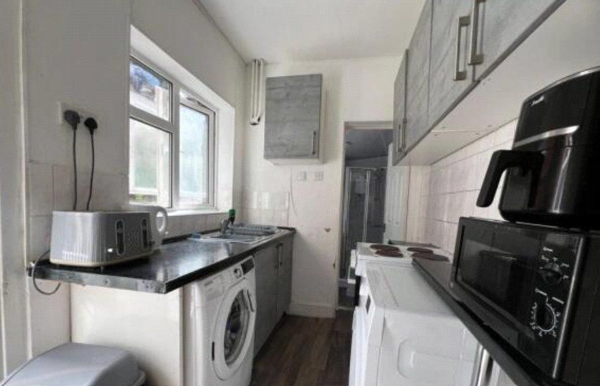 Property photo 3 of 8 Kitchen