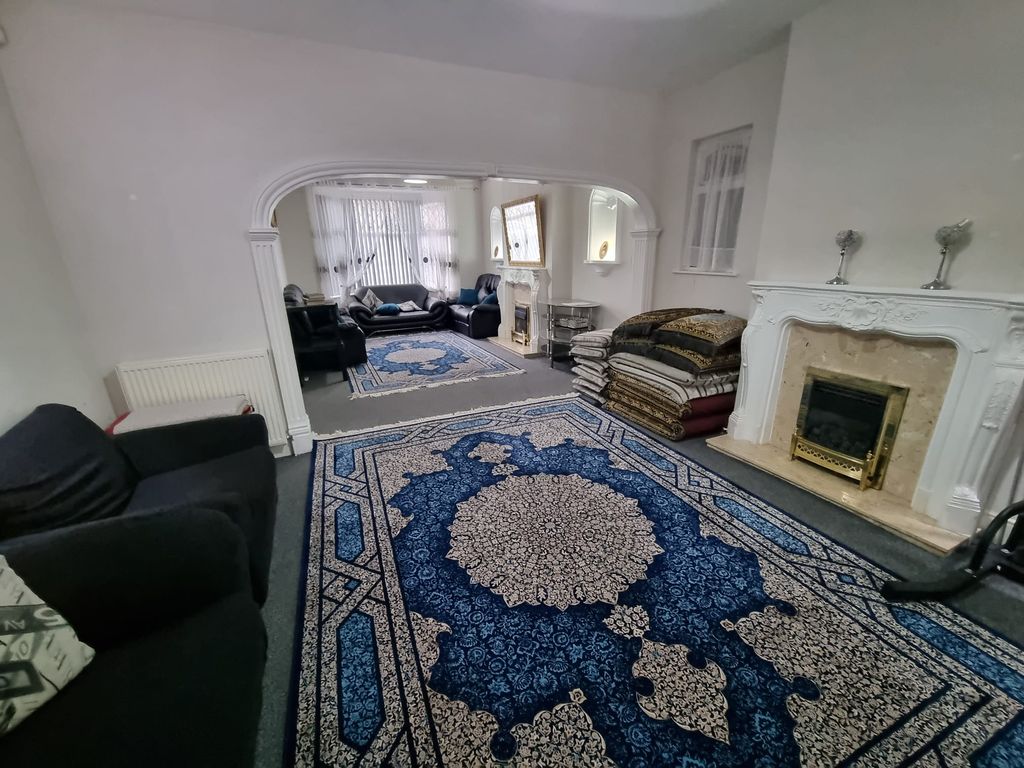 Property photo 3 of 17 Lounge