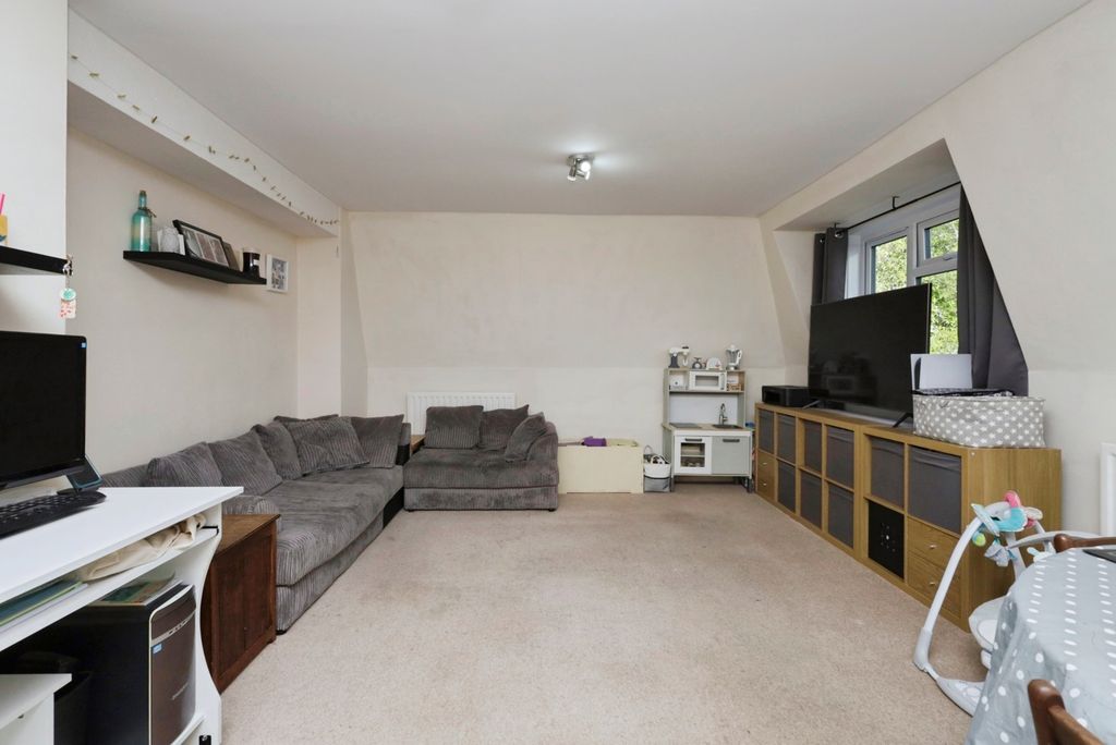 Additional image 5 of 2 bed flat for saleLennox Court, Mutton Hall Hill, Heathfield, East Sussex TN21