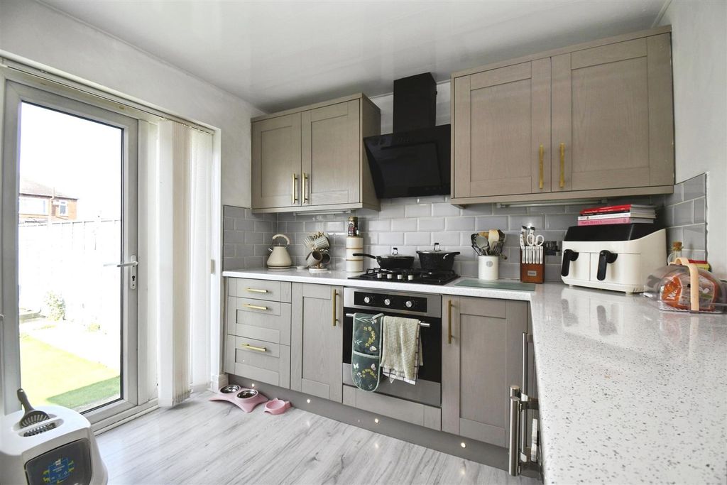 Property photo 3 of 19 Kitchen