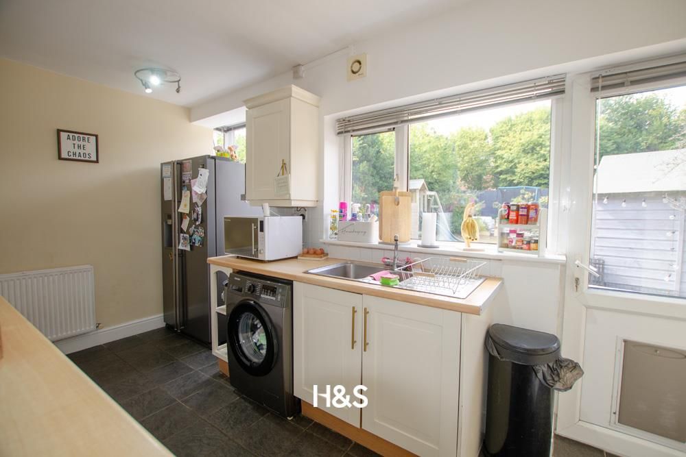 Property photo 3 of 12 27 Hanbury - Kitchen2.Jpg