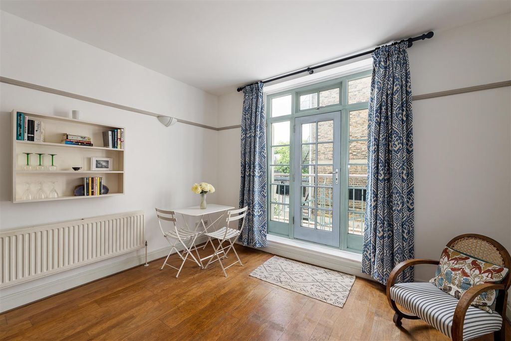 Property photo 2 of 31 Urswick Road, E9