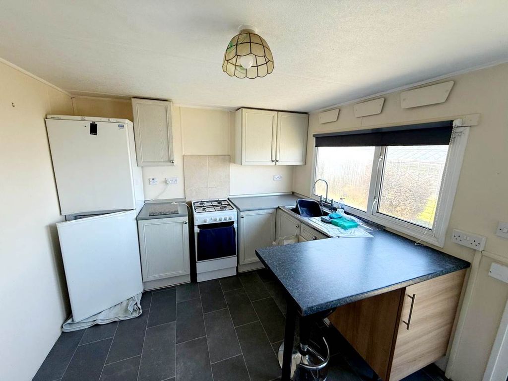 Property photo 3 of 10 Kitchen 1