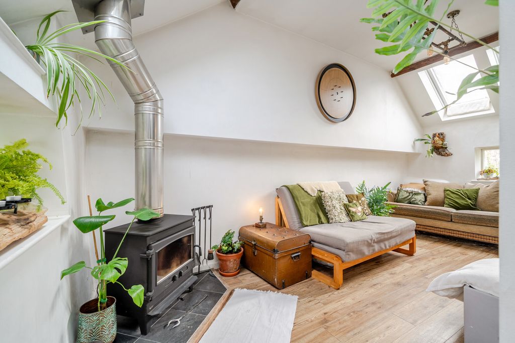 Property photo 2 of 23 1514648-17-1A10ce...