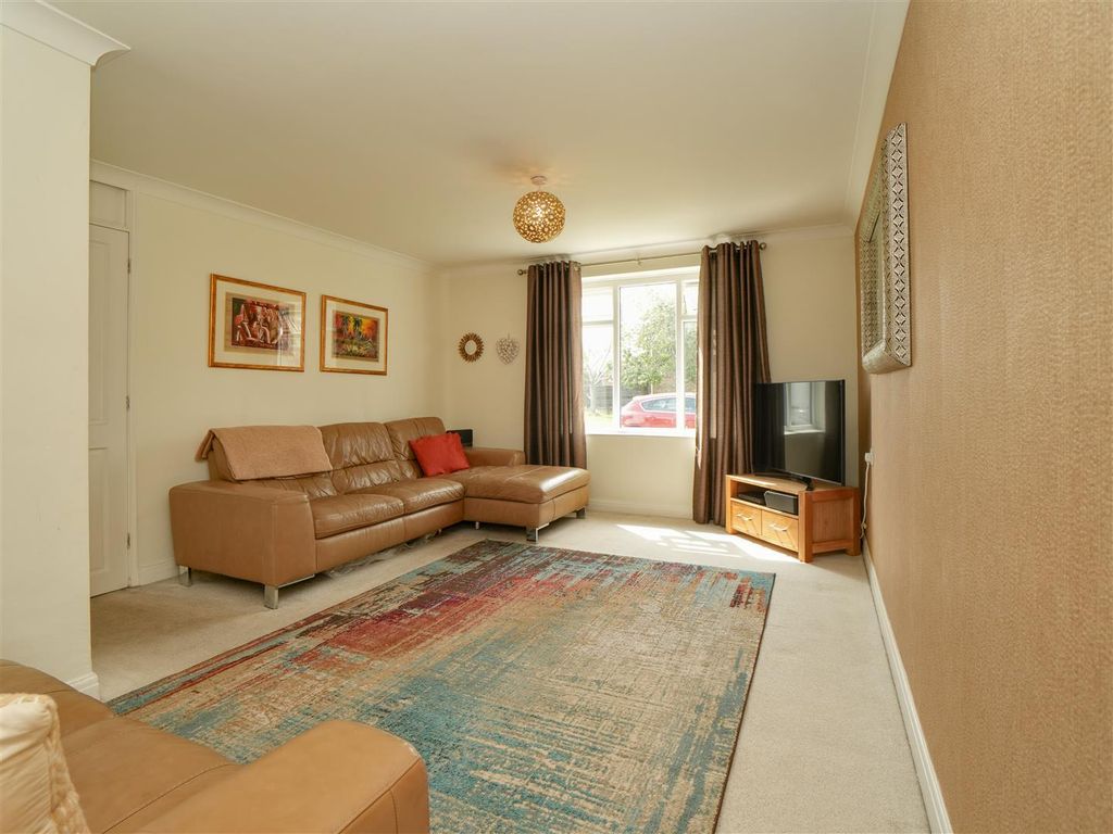 Property photo 3 of 19 Living Room