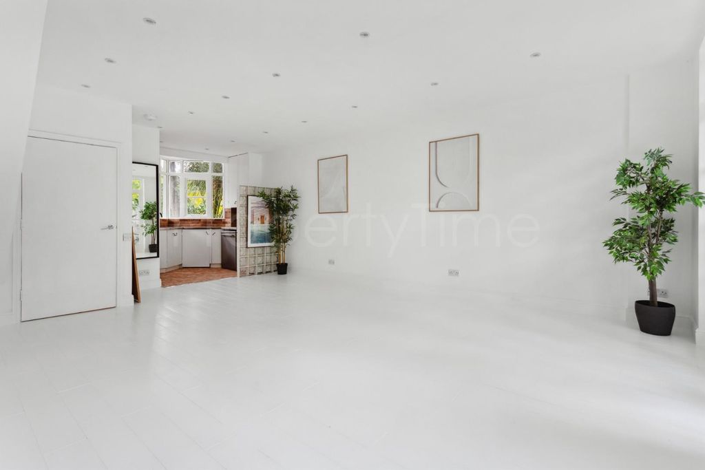 Property photo 3 of 13 1605202518_Ptime_1c Ickburgh Road _E5 8Af_003.Jpg