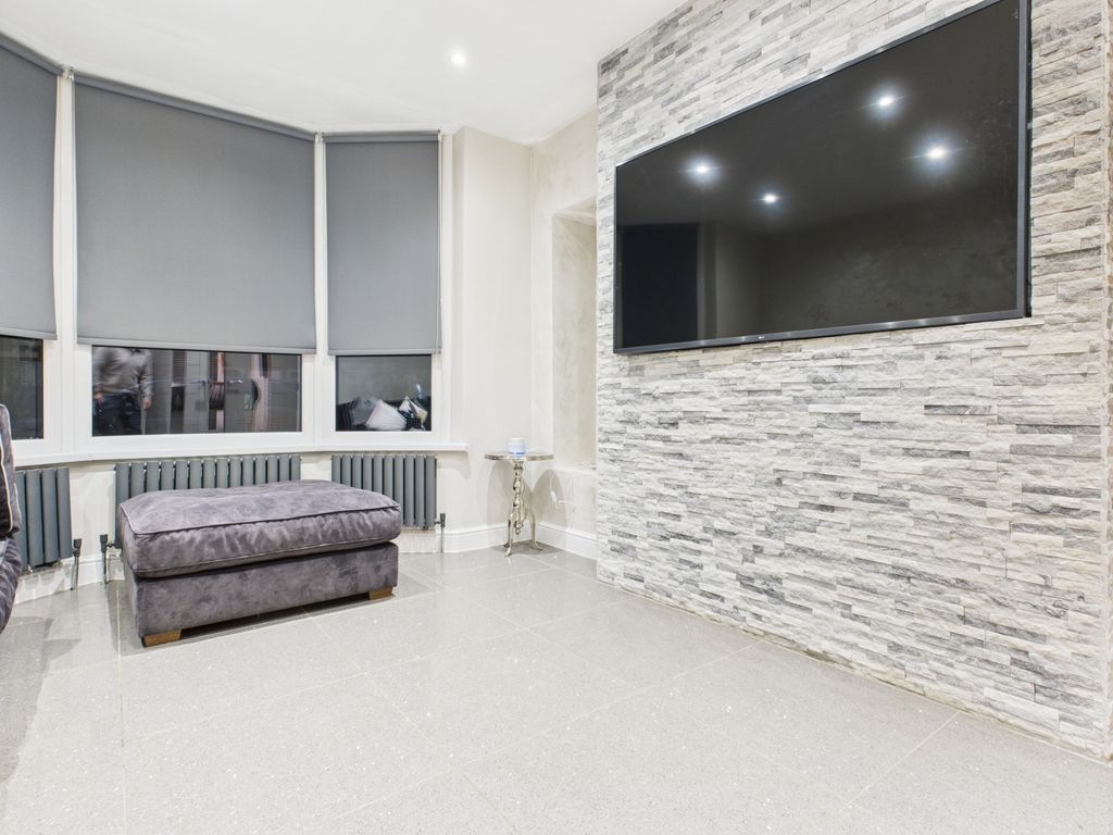 Property photo 3 of 23 Cam03729G0-Pr0217-Still023