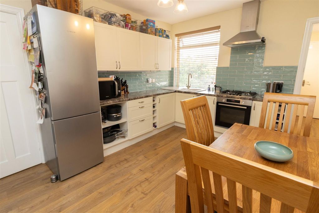 Property photo 3 of 9 Kitchen